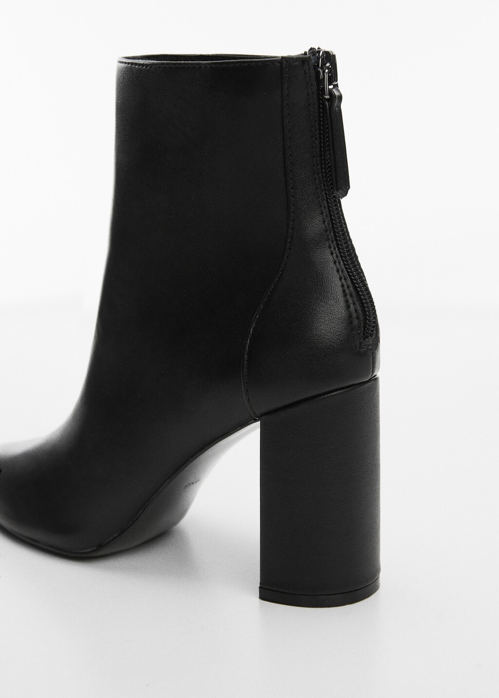 Pointed-toe ankle boot swith zip closure - Details of the article 1