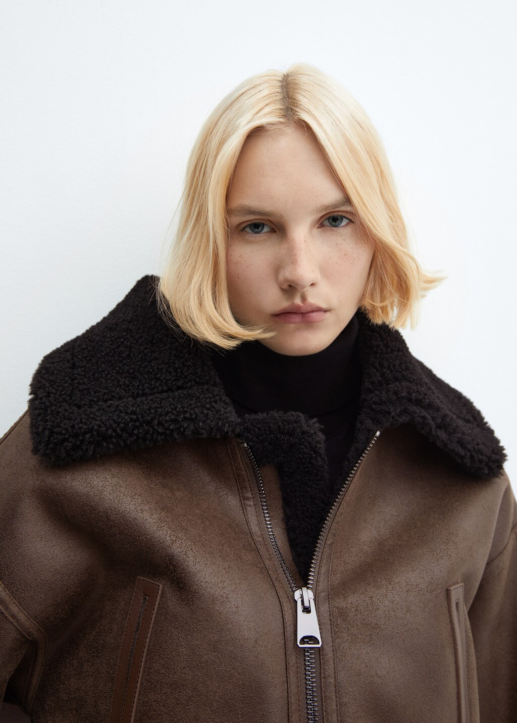 Short jacket with shearling-effect lining - Details of the article 1