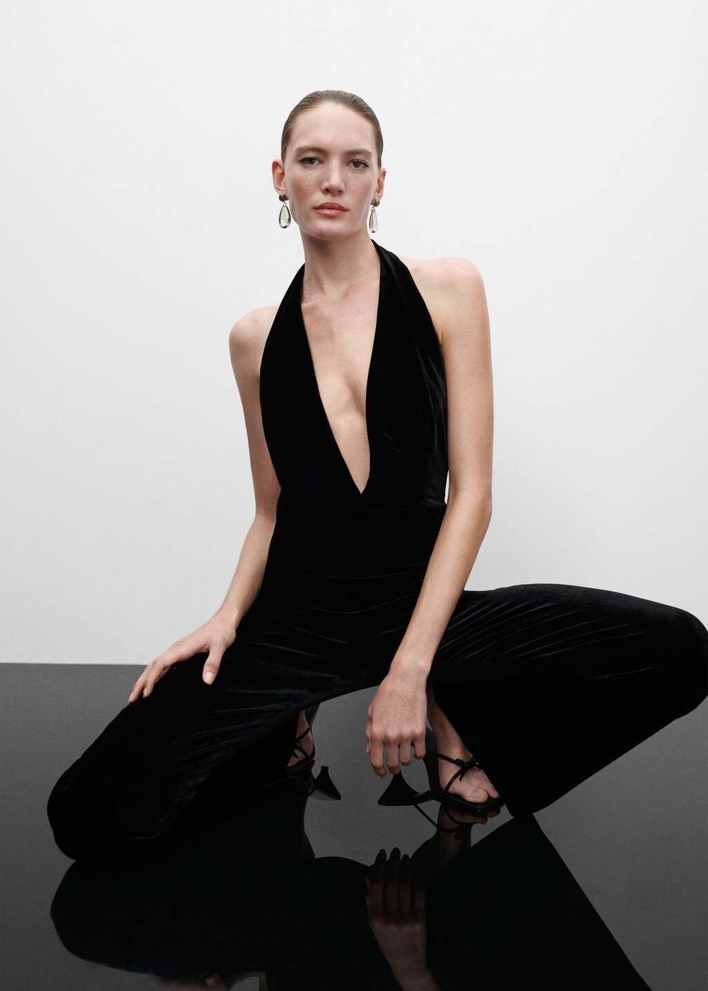 Halter-neck velvet jumpsuit - Details of the article 2