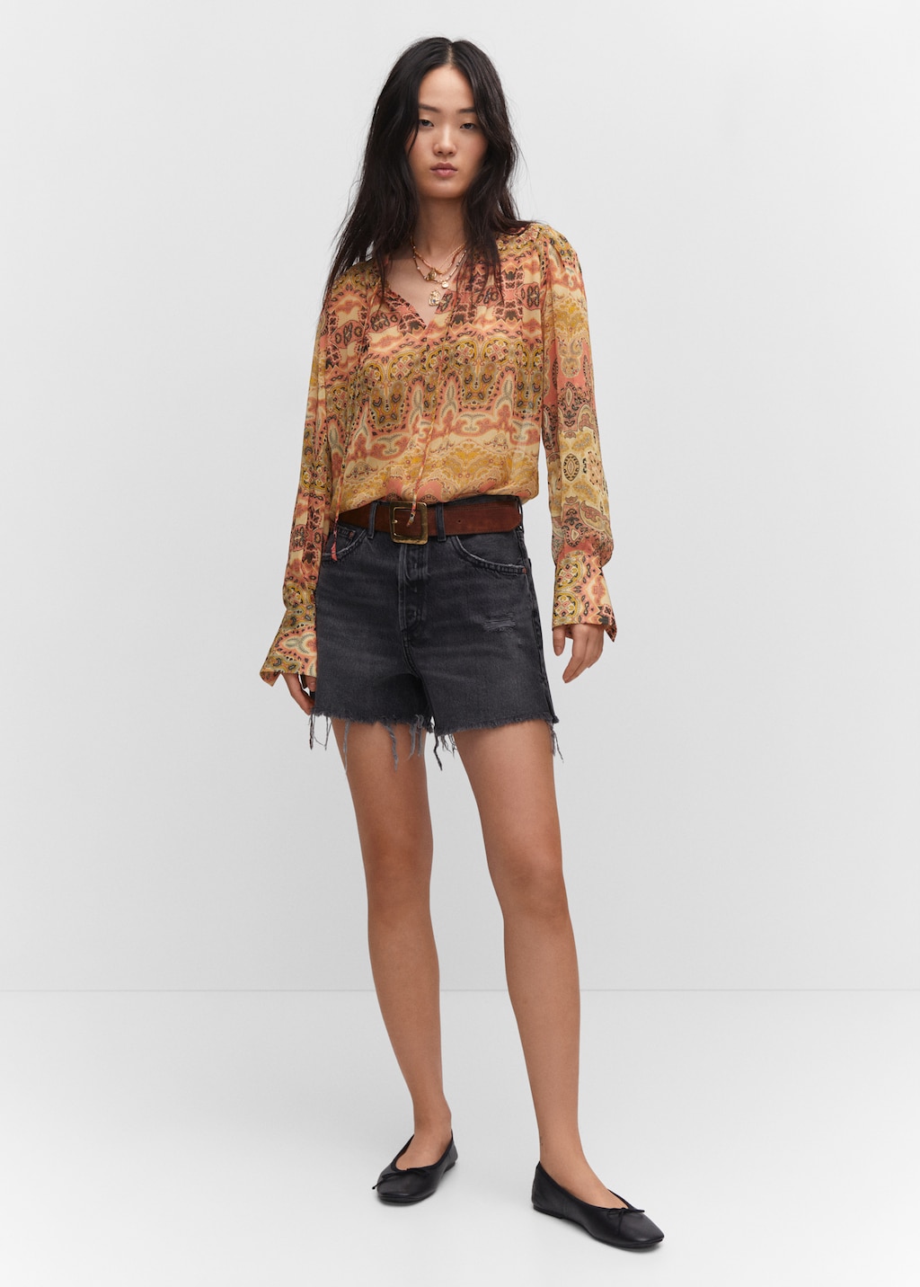 Blusa estampada com fecho de laço - Plano geral