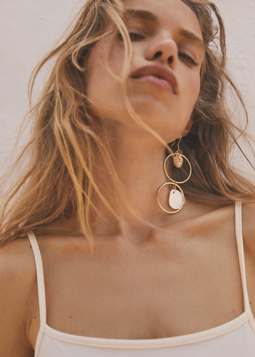 Shell hoop earrings - General plane