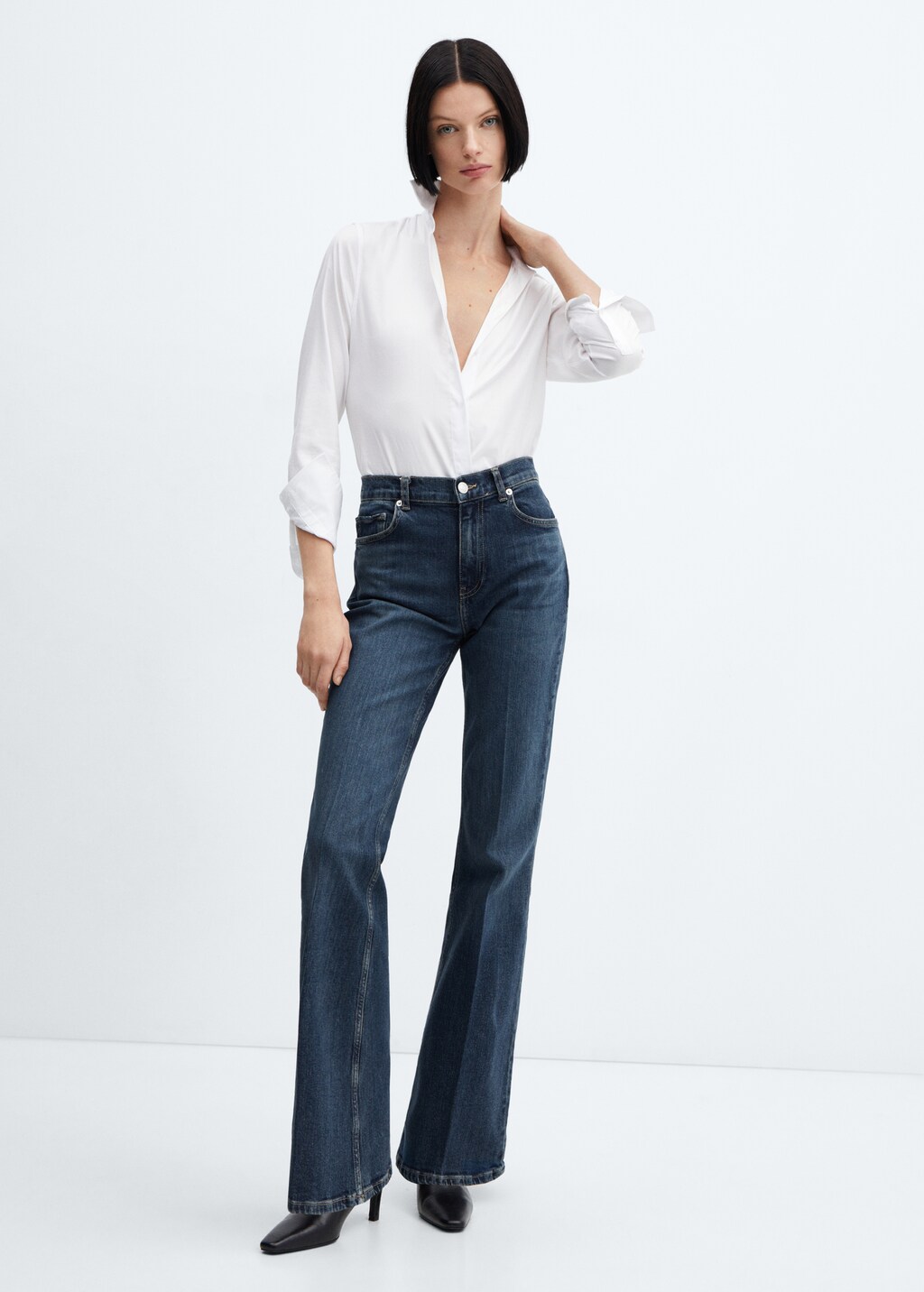 Medium-rise flared jeans  - General plane