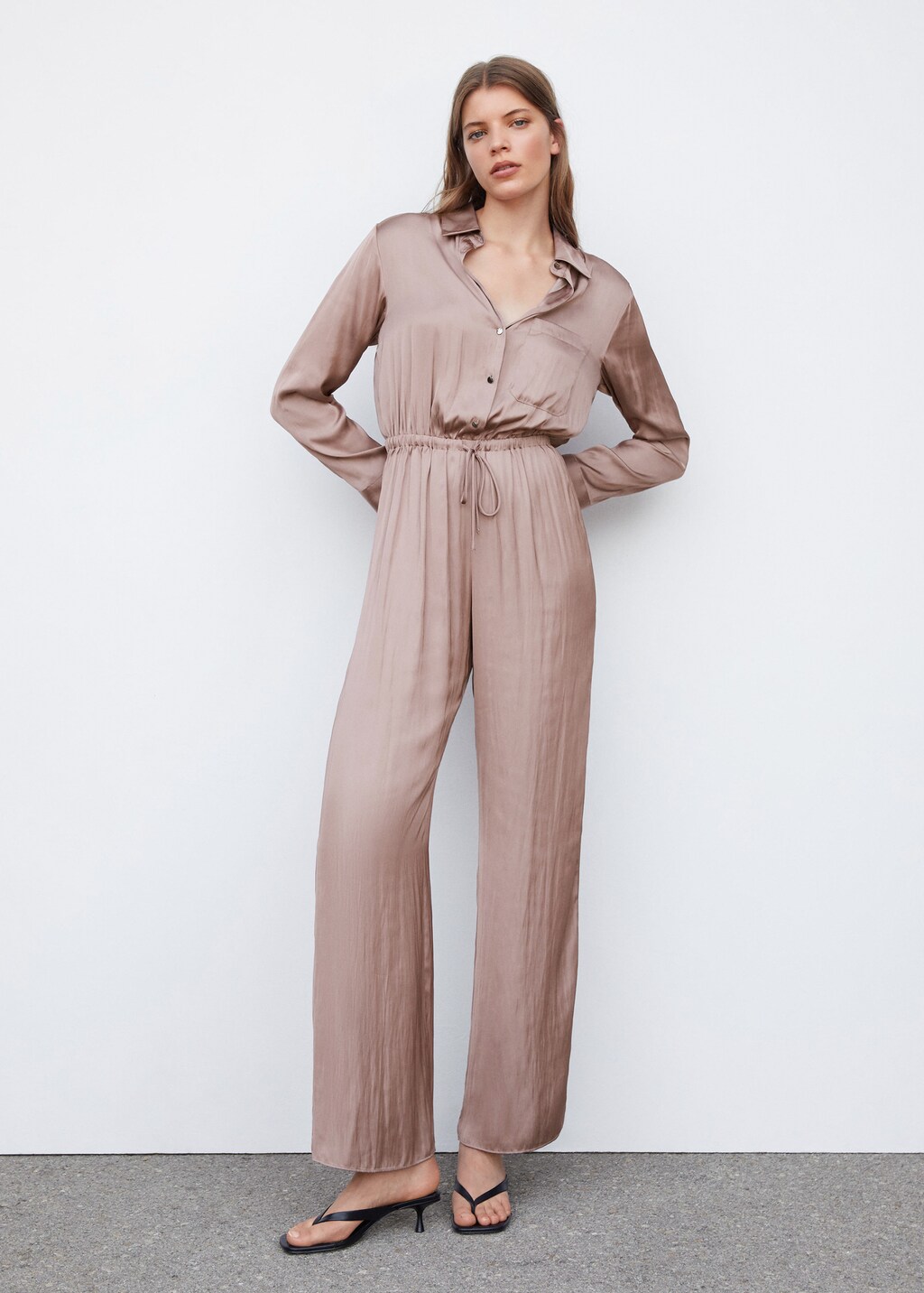 Langer satinierter Jumpsuit im Hemdblusenstil - Allgemeine Ansicht