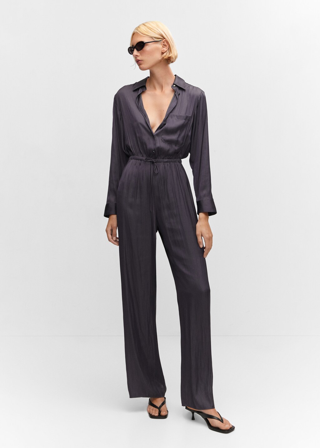 Langer satinierter Jumpsuit im Hemdblusenstil - Allgemeine Ansicht