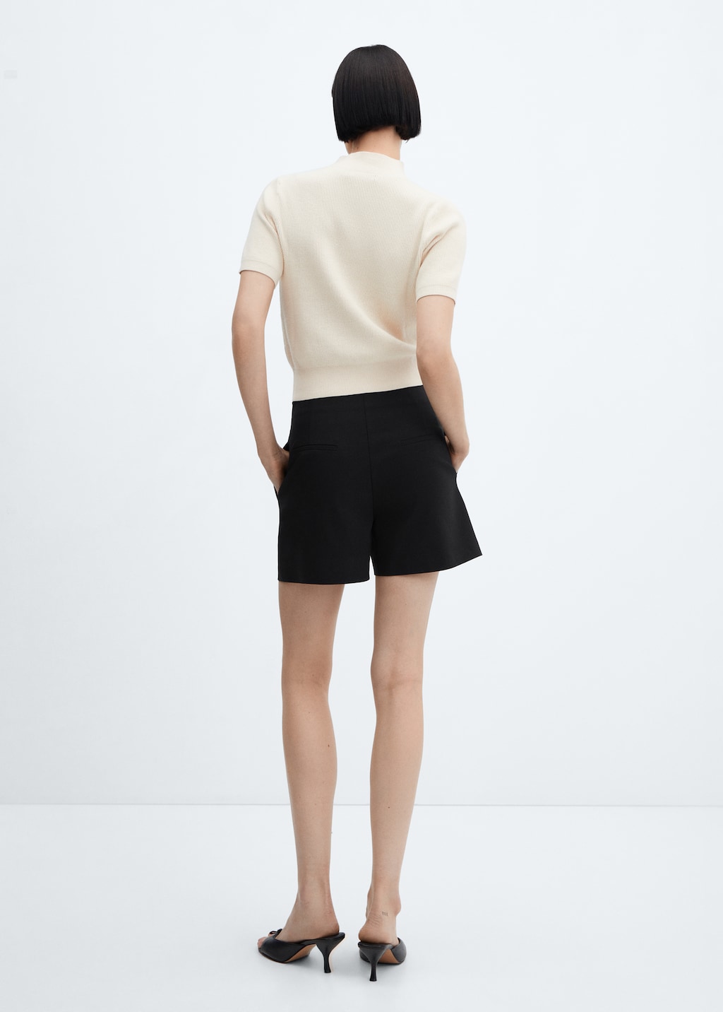 High-waist straight shorts - Reverse of the article