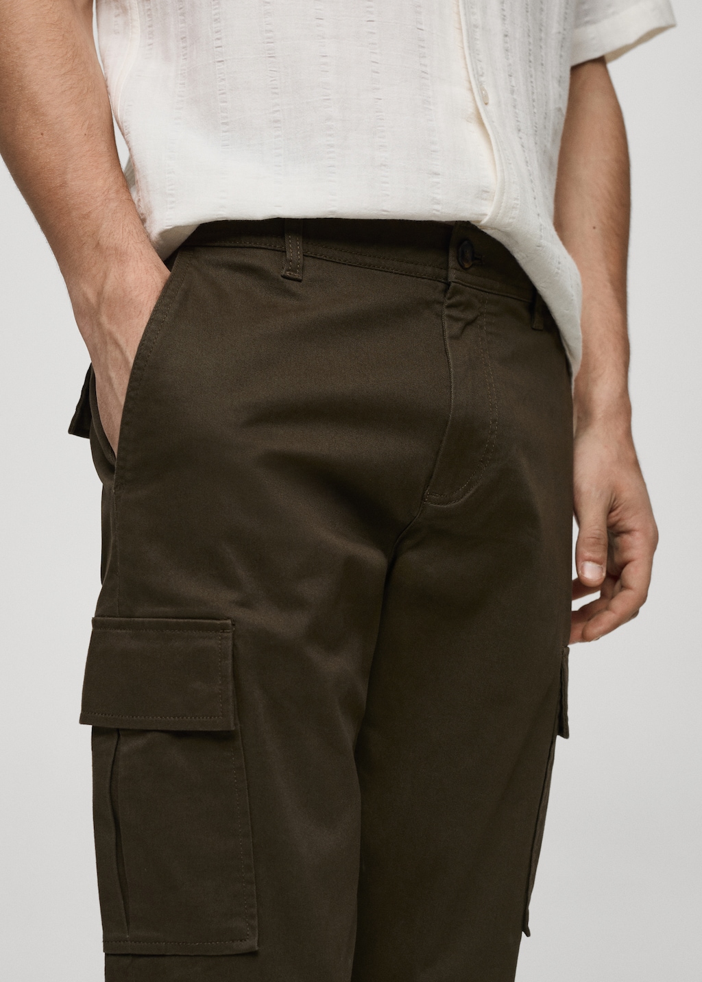 Slim-fit cotton cargo trousers - Details of the article 1