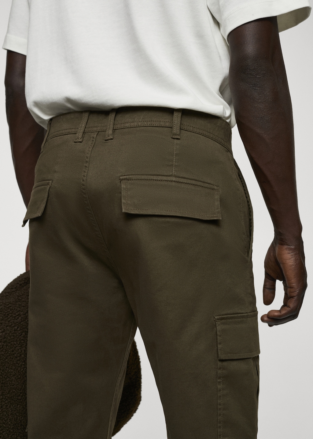 Slim-fit cotton cargo trousers - Details of the article 4