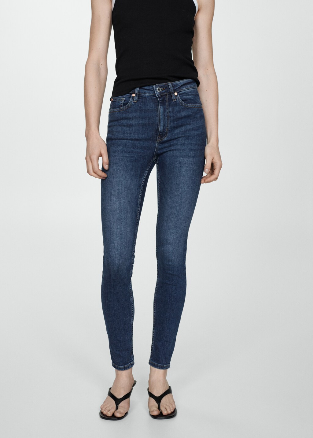 Jeans skinny tiro alto  - Plano medio