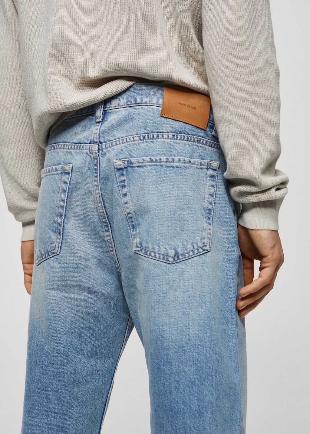 Relaxed-fit medium wash jeans - Details of the article 4