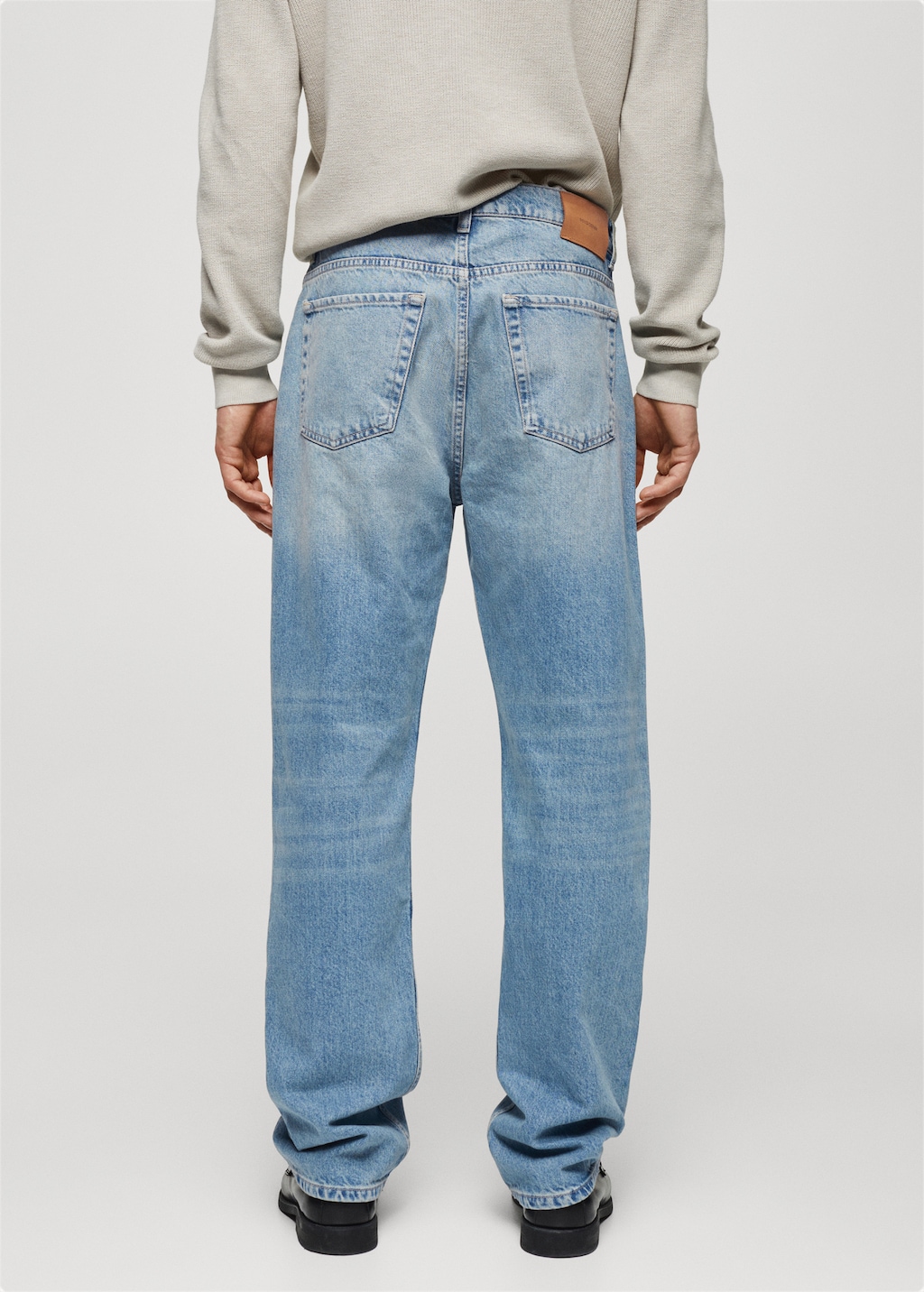 Relaxed-fit medium wash jeans - Reverse of the article