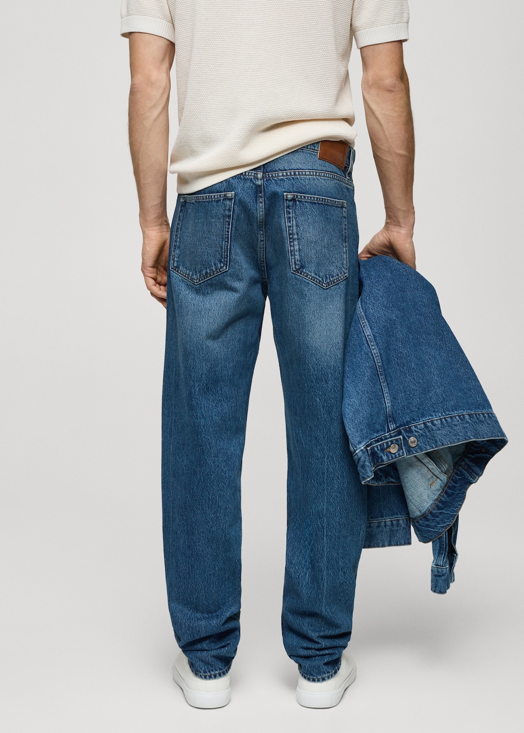 Medium-wash straight-fit jeans - Reverse of the article