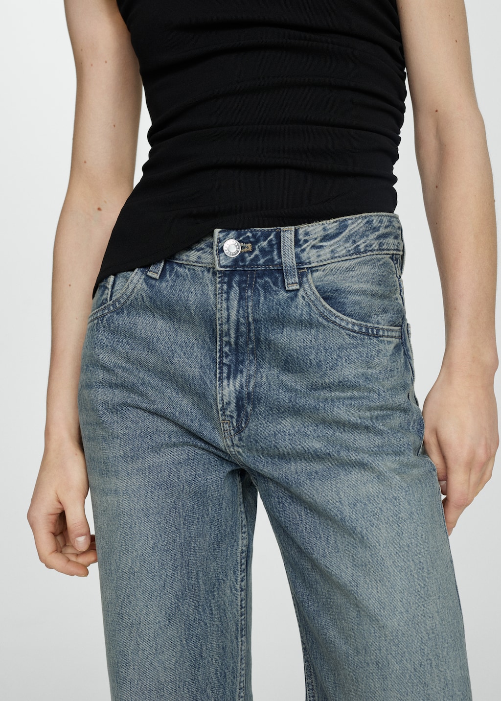 Gerade Jeans mit mittlerem Bund - Detail des Artikels 4