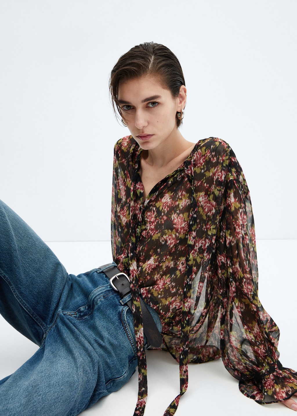 Semi-transparent floral blouse - Details of the article 2