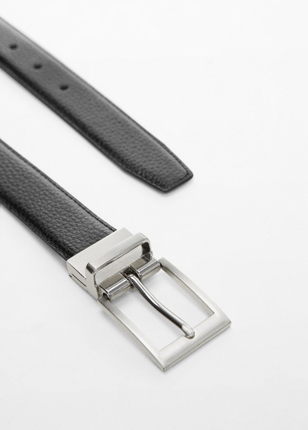 Pebbled leather belt - Details of the article 1