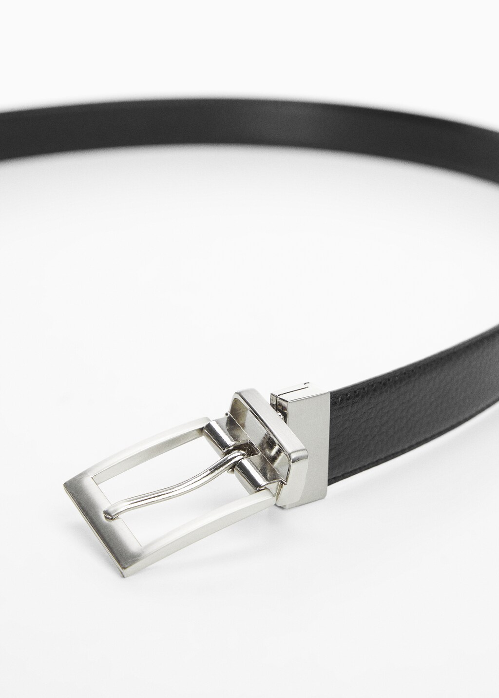 Pebbled leather belt - Details of the article 2