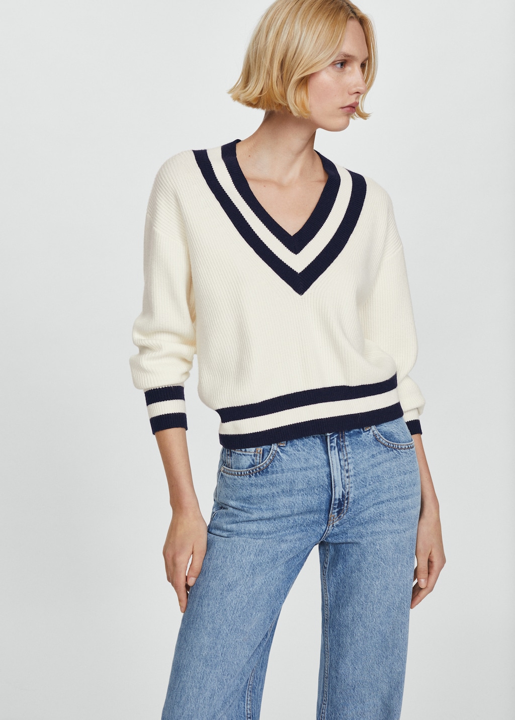 Contrasting V-neck sweater - Medium plane