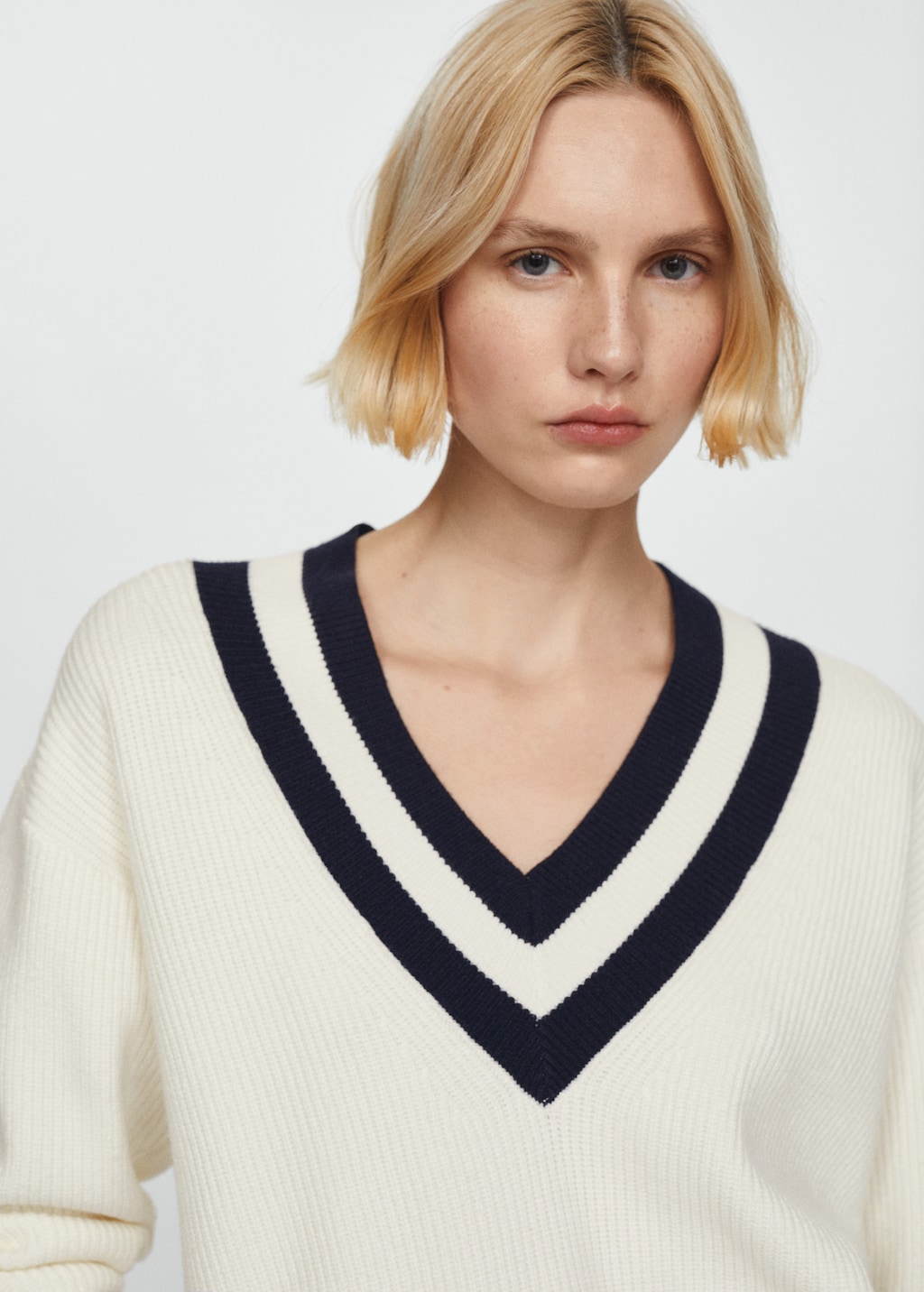 Contrasting V-neck sweater - Details of the article 1