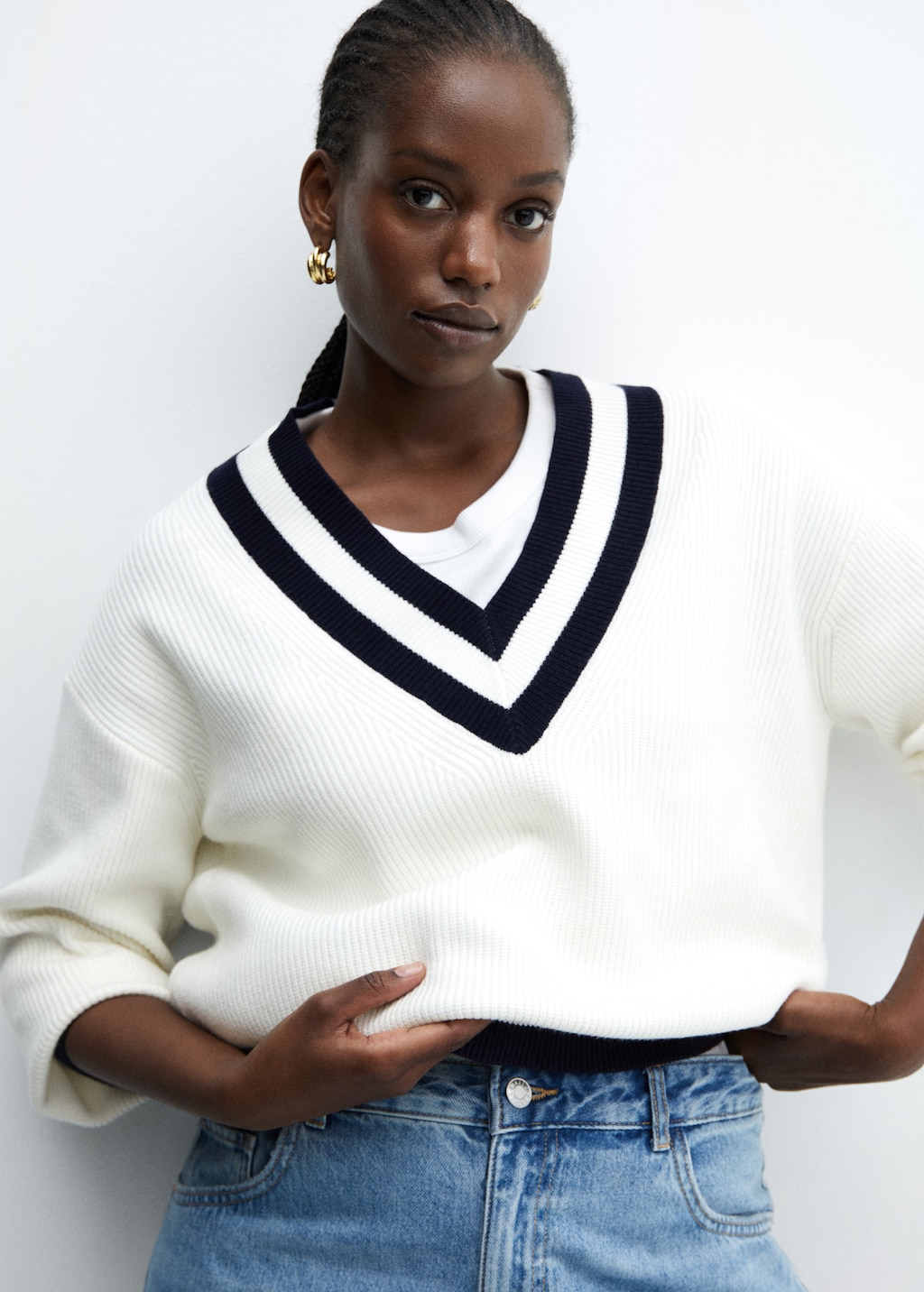 Contrasting V-neck sweater - Details of the article 5