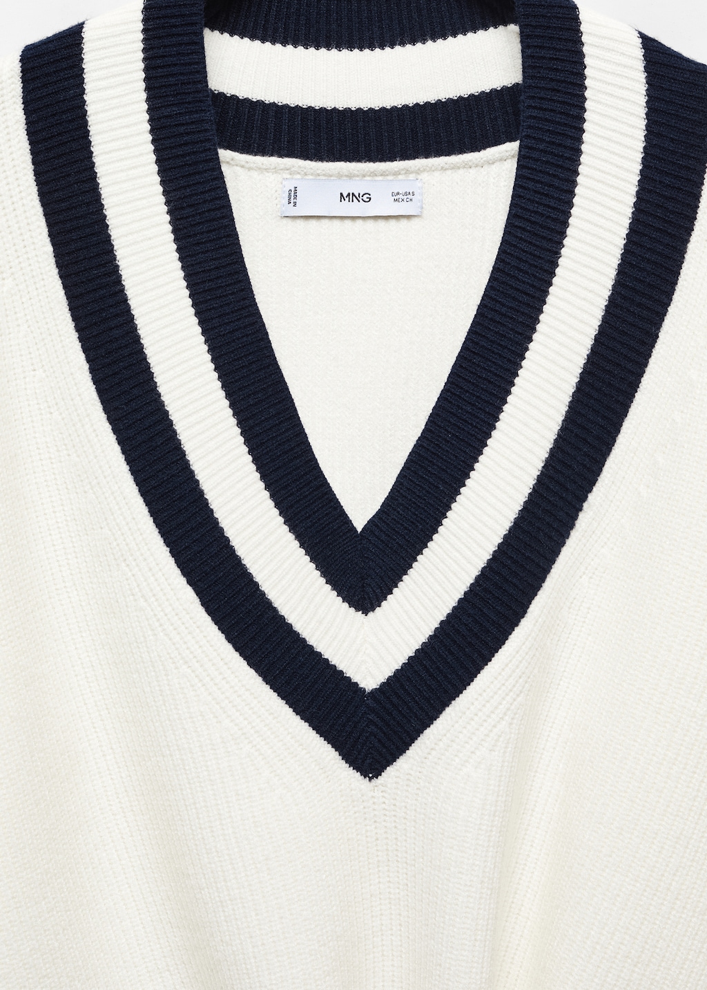 Contrasting V-neck sweater - Details of the article 8