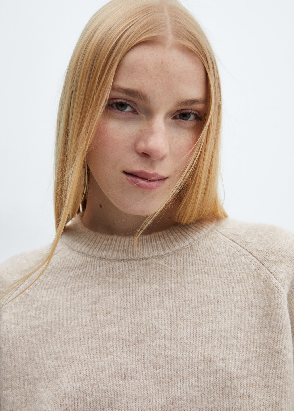 Round-neck knitted sweater - Details of the article 1