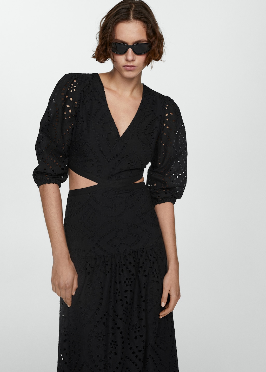 Embroidered dress with slits - Medium plane