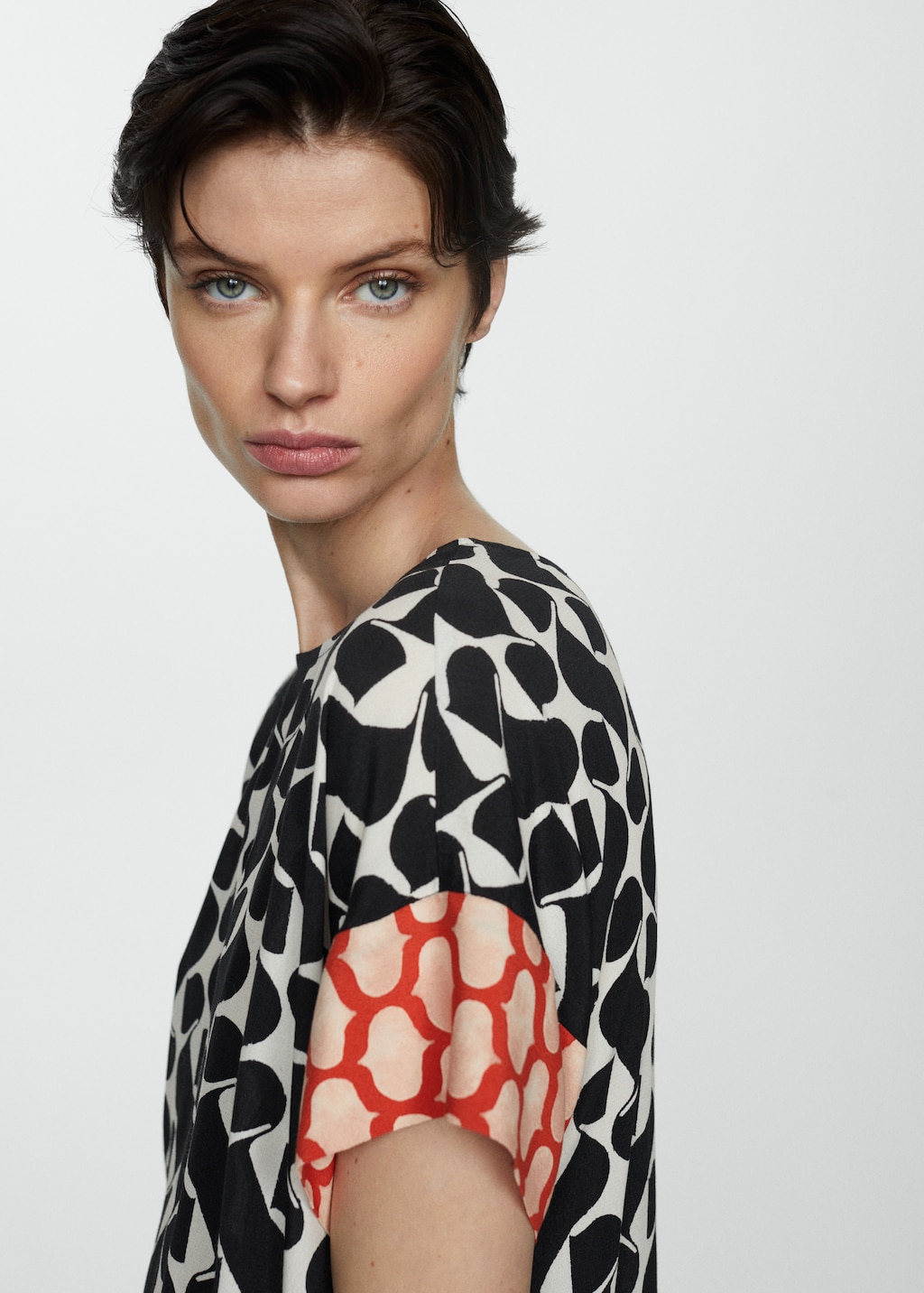 Printed blouse with contrasting trims - Details of the article 1