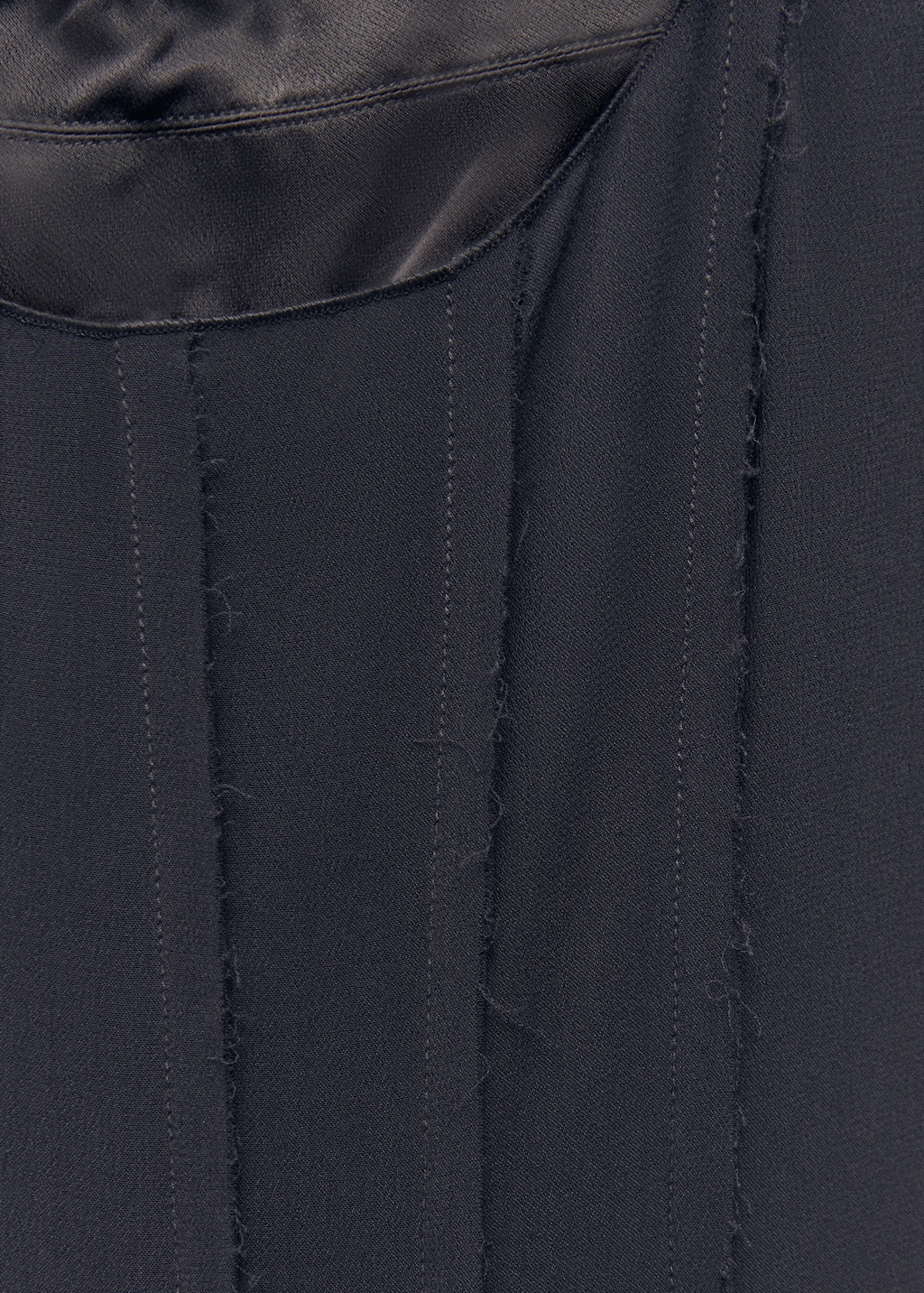 Korsett-Kleid mit asymmetrischem Saum - Detail des Artikels 8