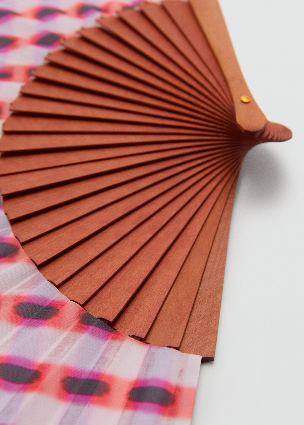 Wooden fan - Details of the article 1