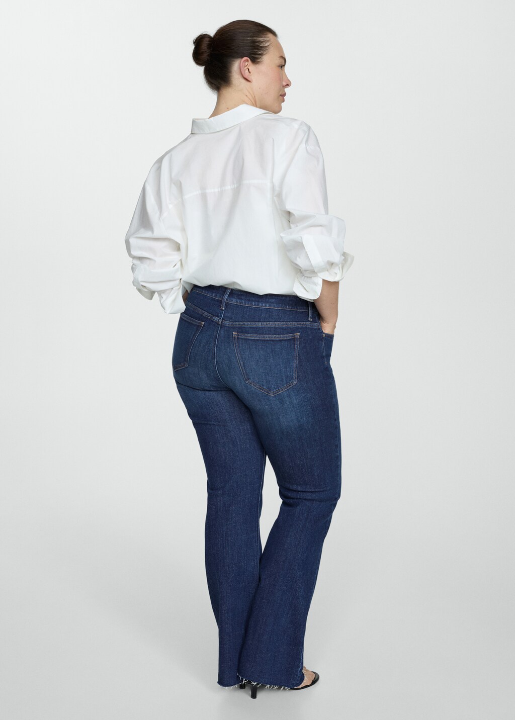 Medium-rise flared jeans - Details of the article 4