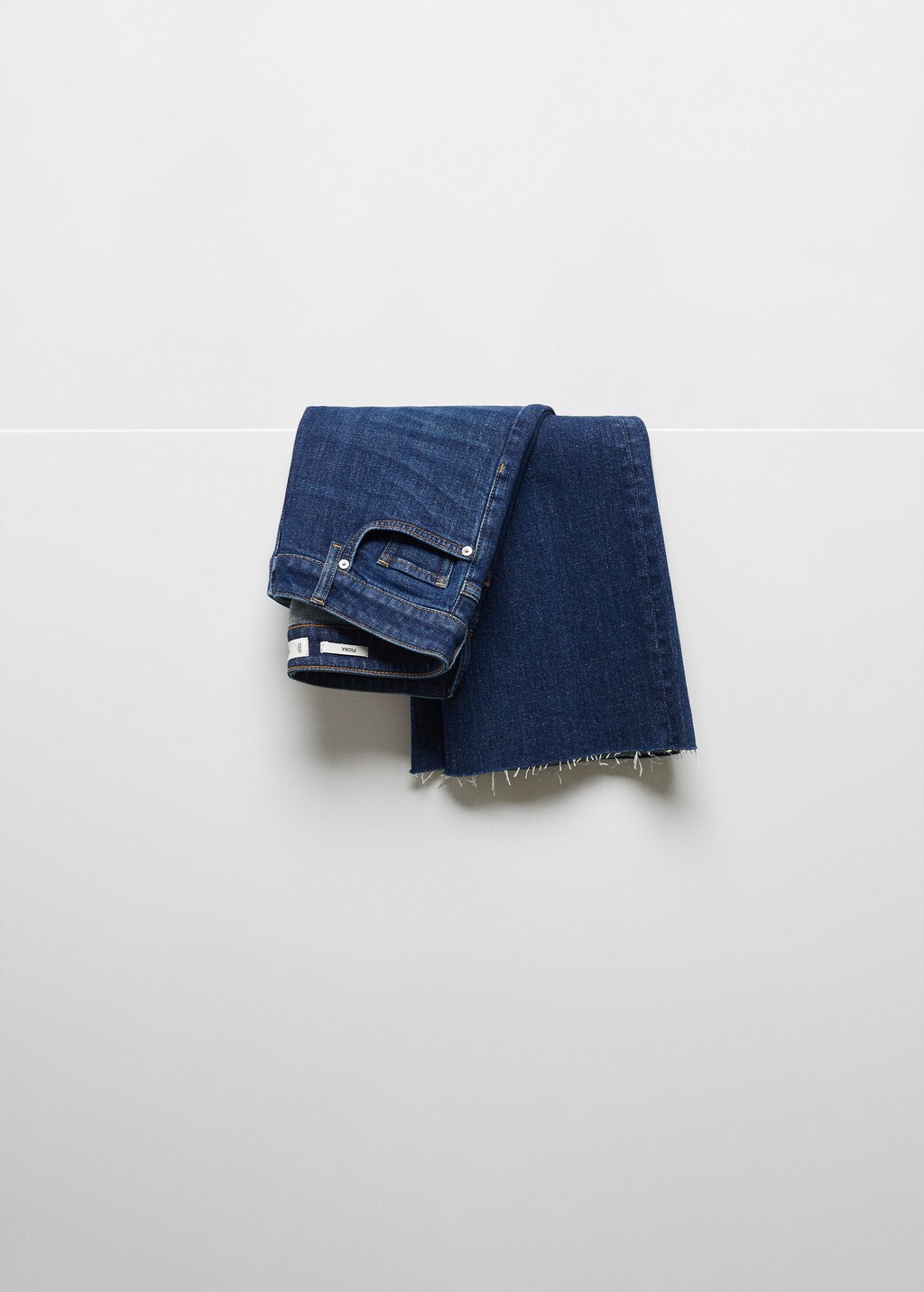 Medium-rise flared jeans - Details of the article 8