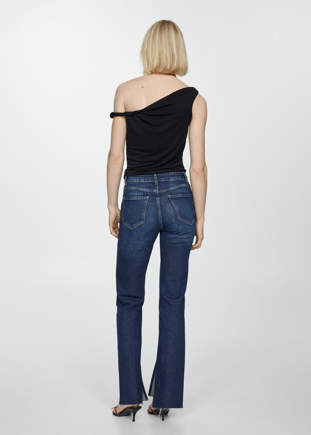 Medium-rise straight jeans with slits - Reverse of the article