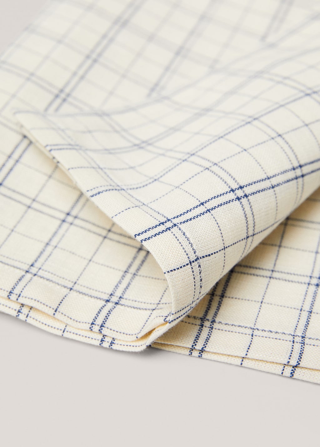 Cotton and linen napkin with check print - Details of the article 1