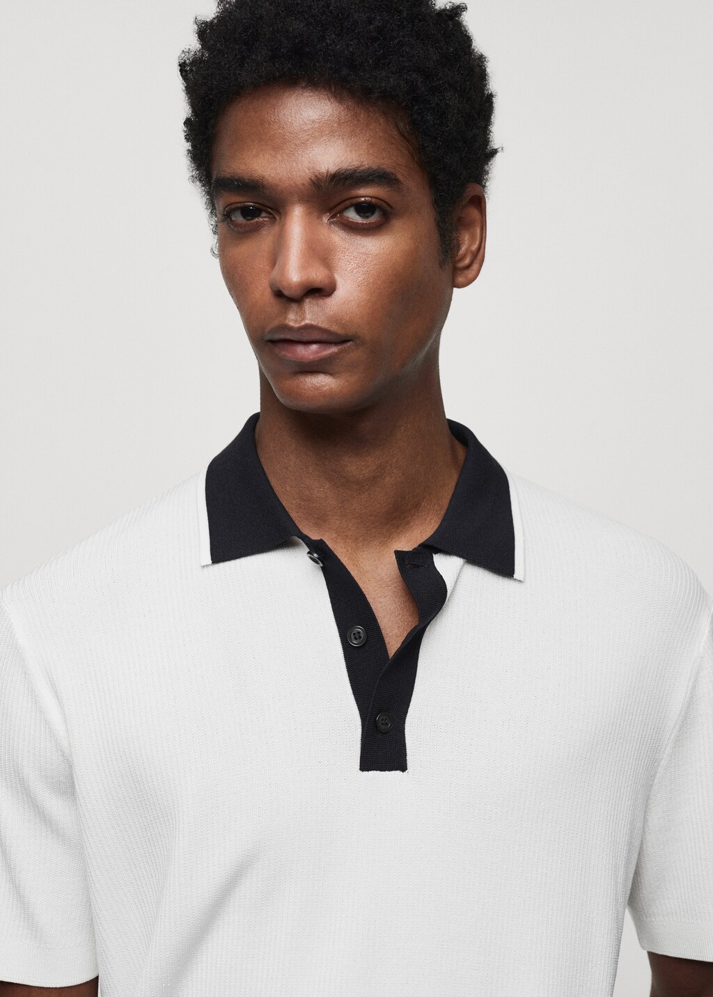 Contrasting neck knit polo shirt - Details of the article 1