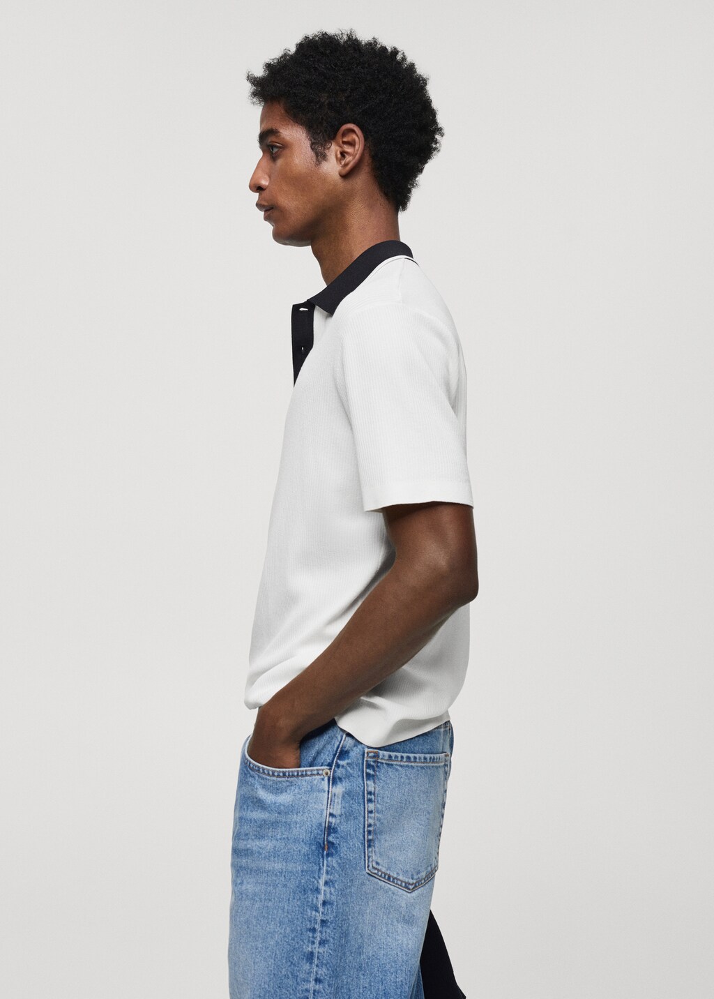 Contrasting neck knit polo shirt - Details of the article 2