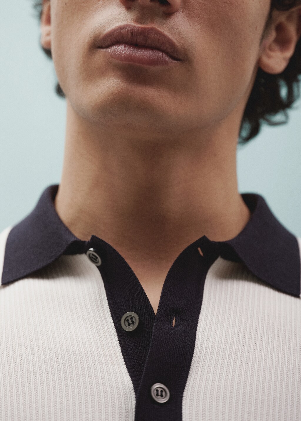 Contrasting neck knit polo shirt - Details of the article 6