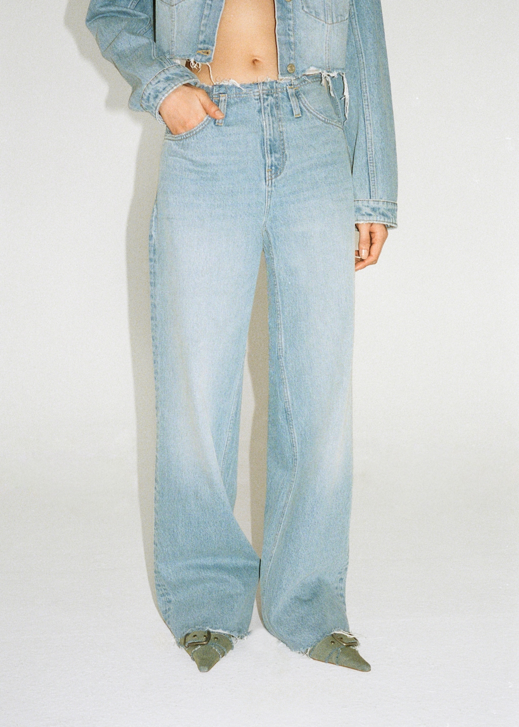 Wideleg jeans with frayed hem - Details of the article 7