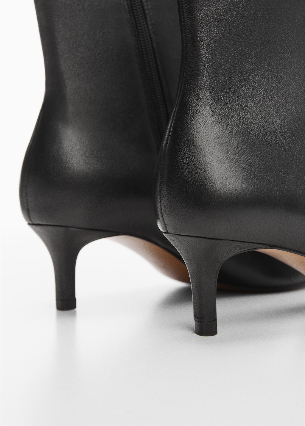 Leather boots with kitten heels - Details of the article 2