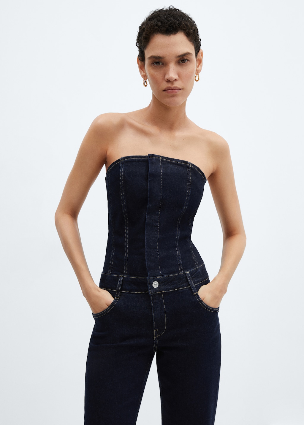 Combinaison bustier en jean - Plan moyen