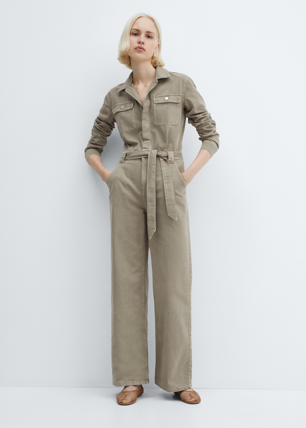 Jeans-Jumpsuit mit Gürtel - Mittlere Ansicht