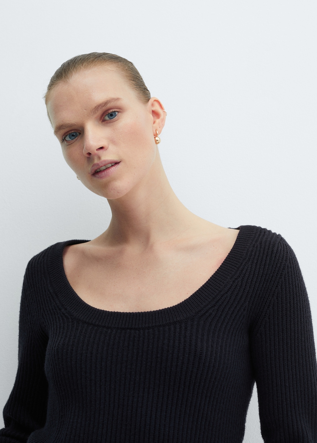 Low-cut neck sweater - Details of the article 1