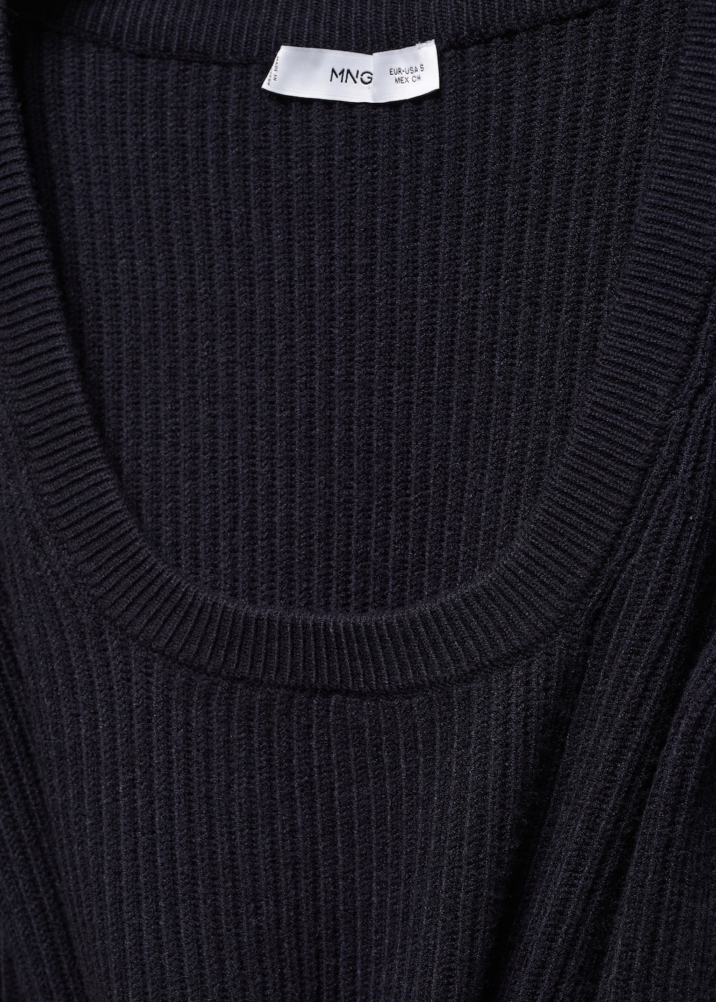 Low-cut neck sweater - Details of the article 8