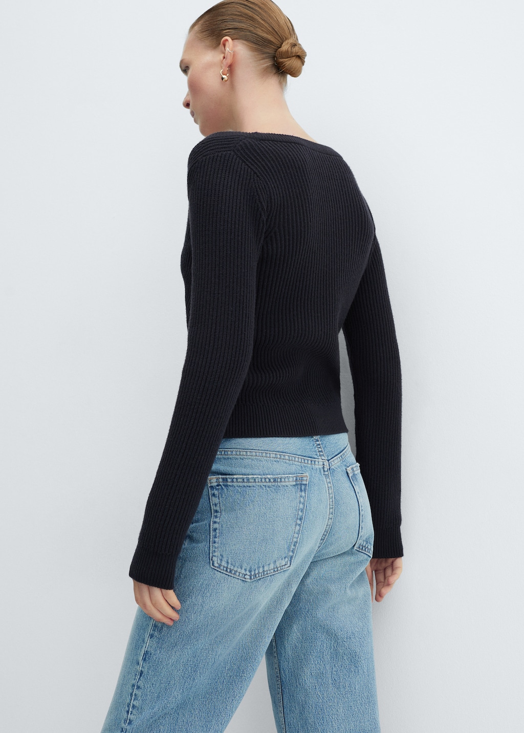 Low-cut neck sweater - Reverse of the article