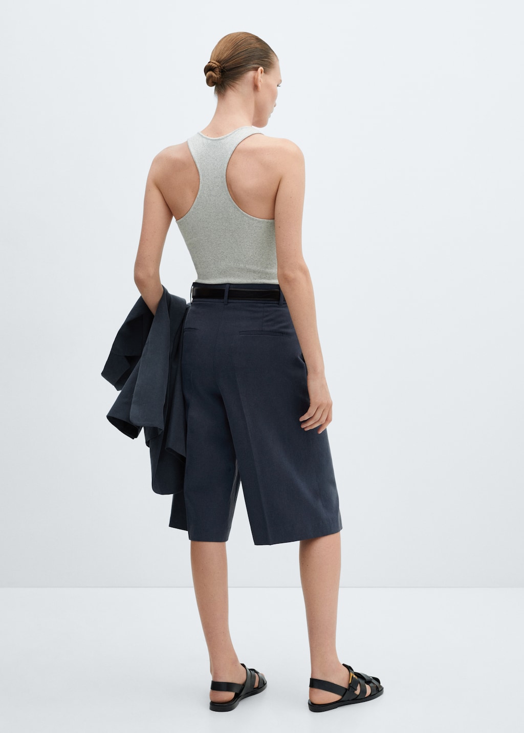 Lyocell pleated bermuda shorts - Reverse of the article