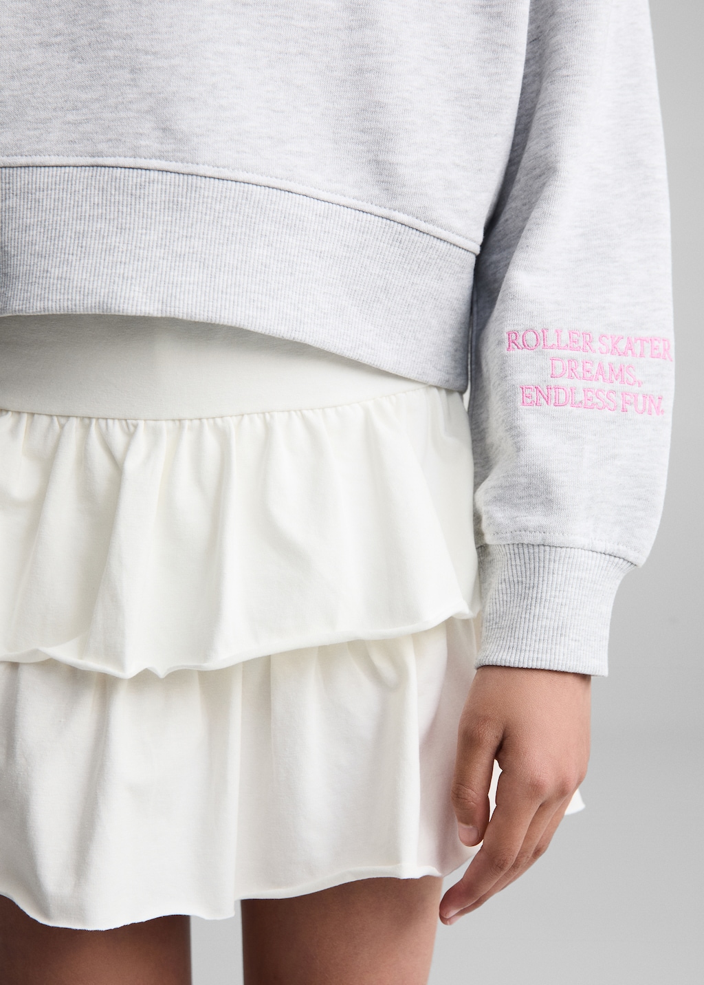 Cropped sweatshirt with message - Details of the article 6