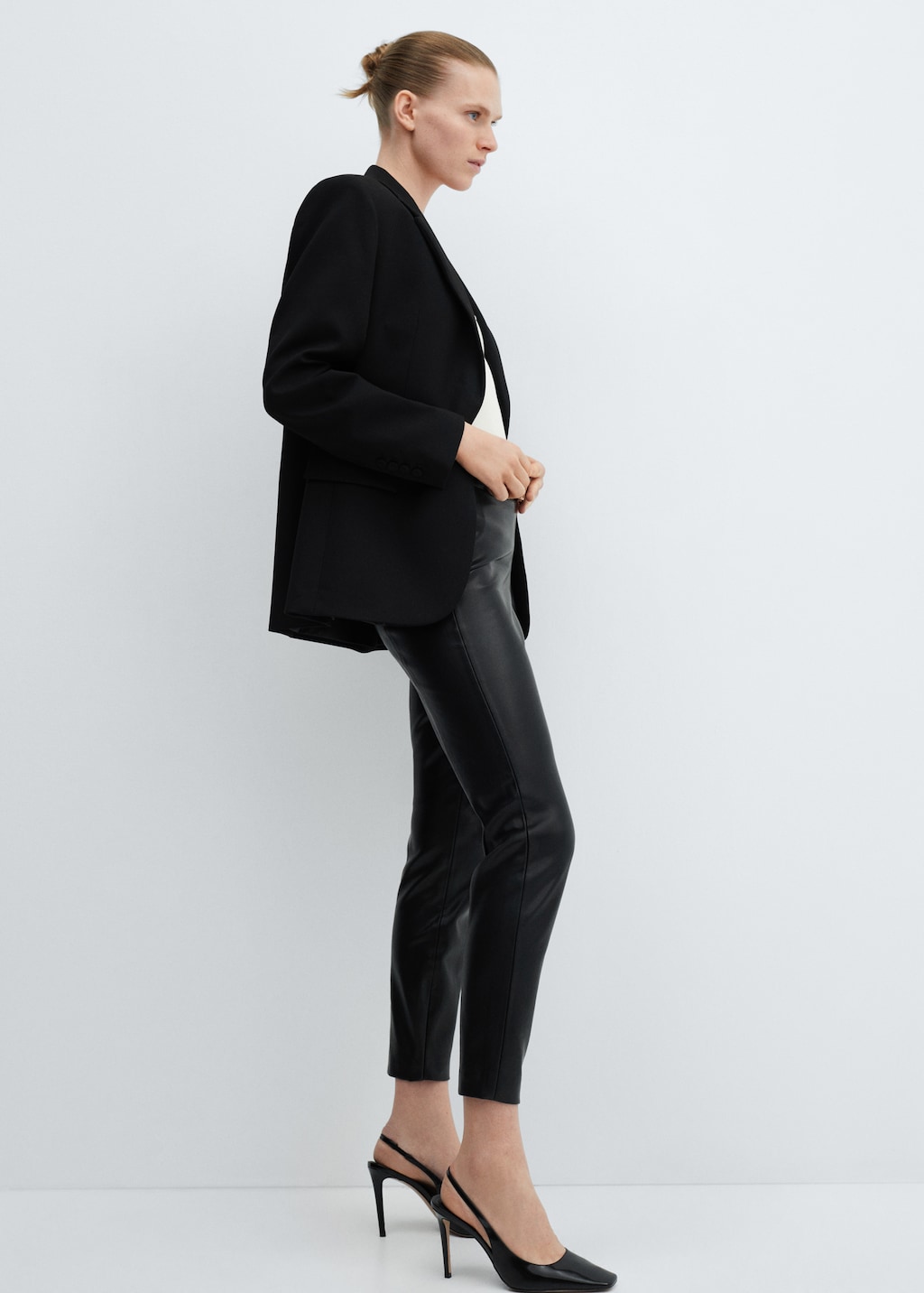 Leather-effect leggings with split hems - Details of the article 2