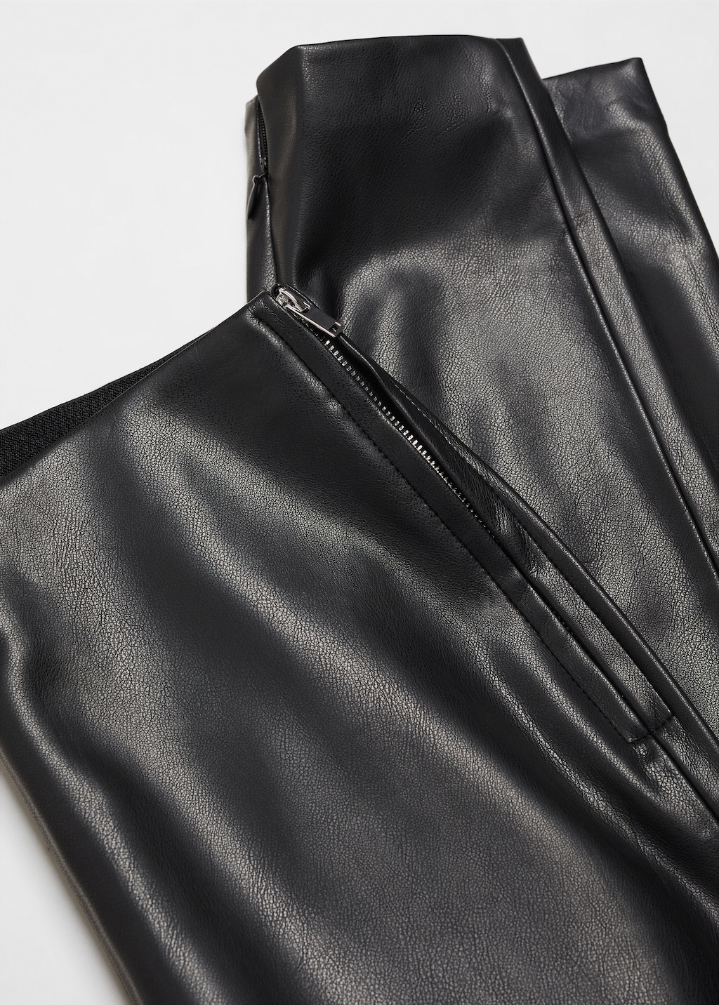 Leather-effect leggings with split hems - Details of the article 8