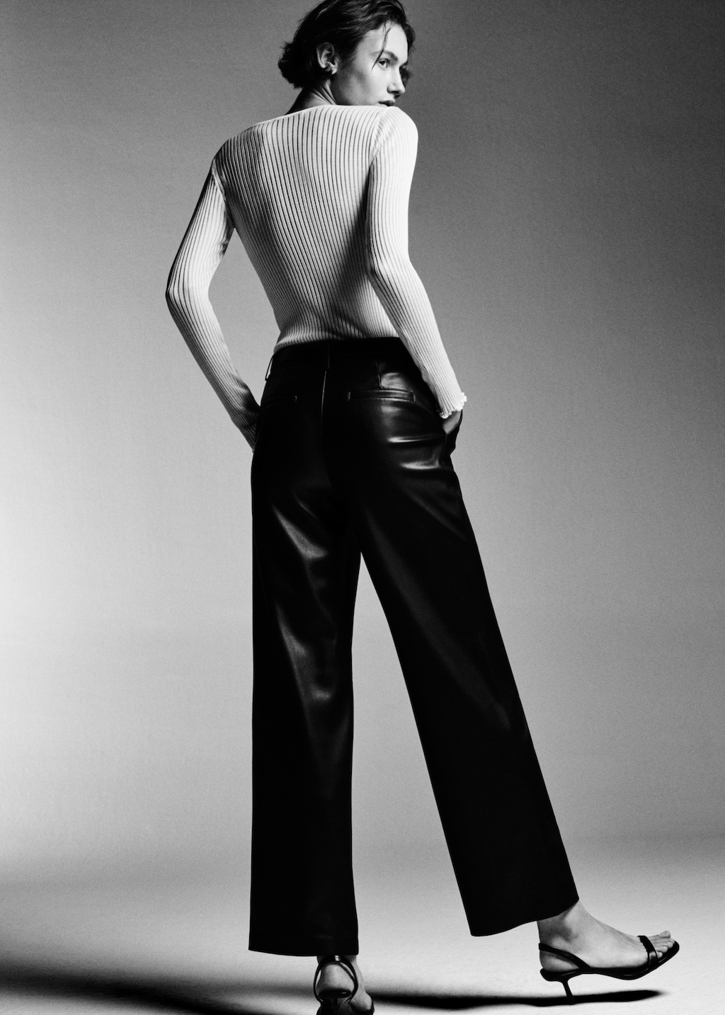 Leather-effect high-waist trousers - Details of the article 6