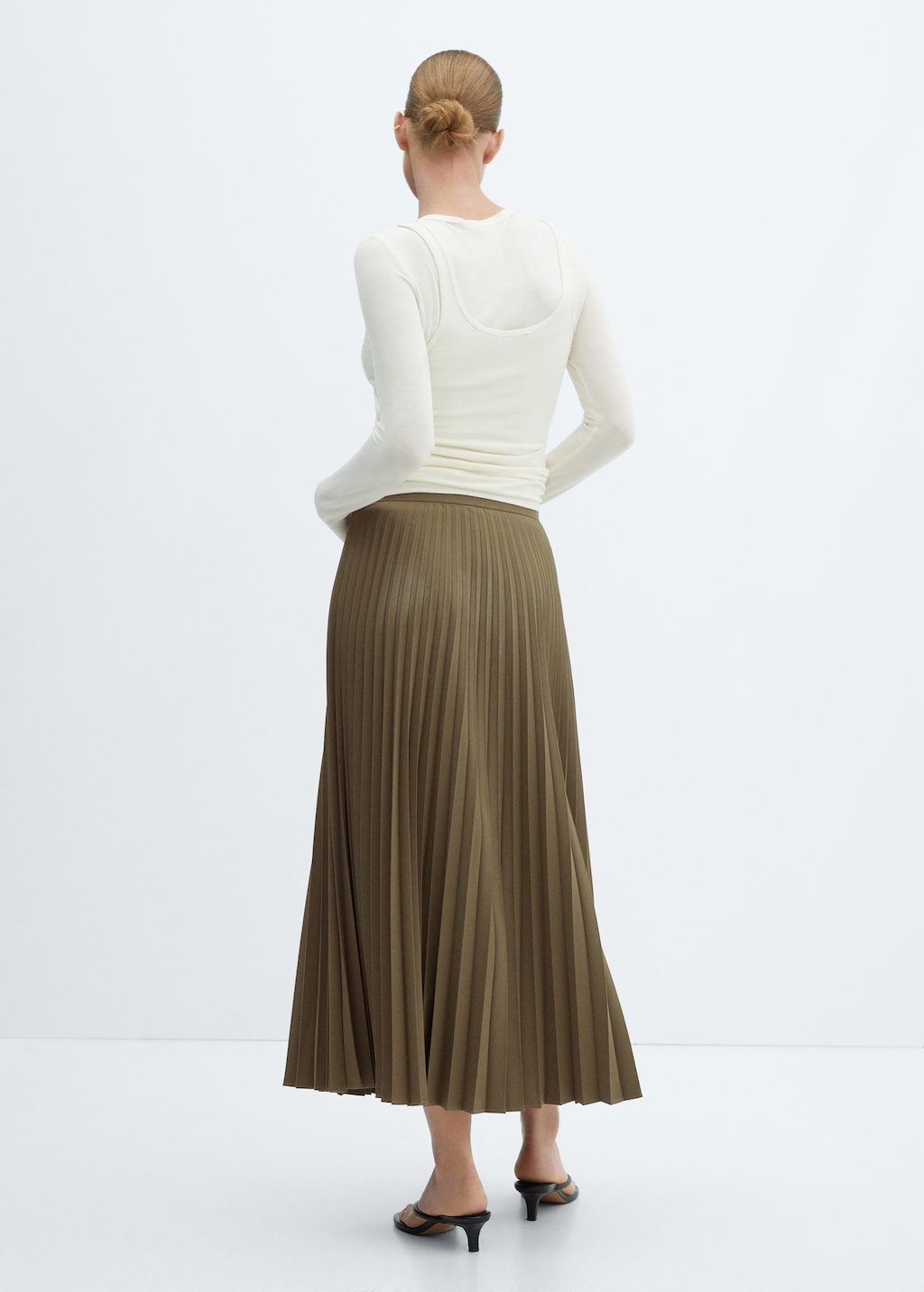 Pleated long skirt - Reverse of the article