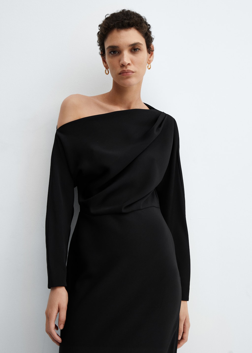 Asymmetrisches Kleid mit Schlitz - Mittlere Ansicht