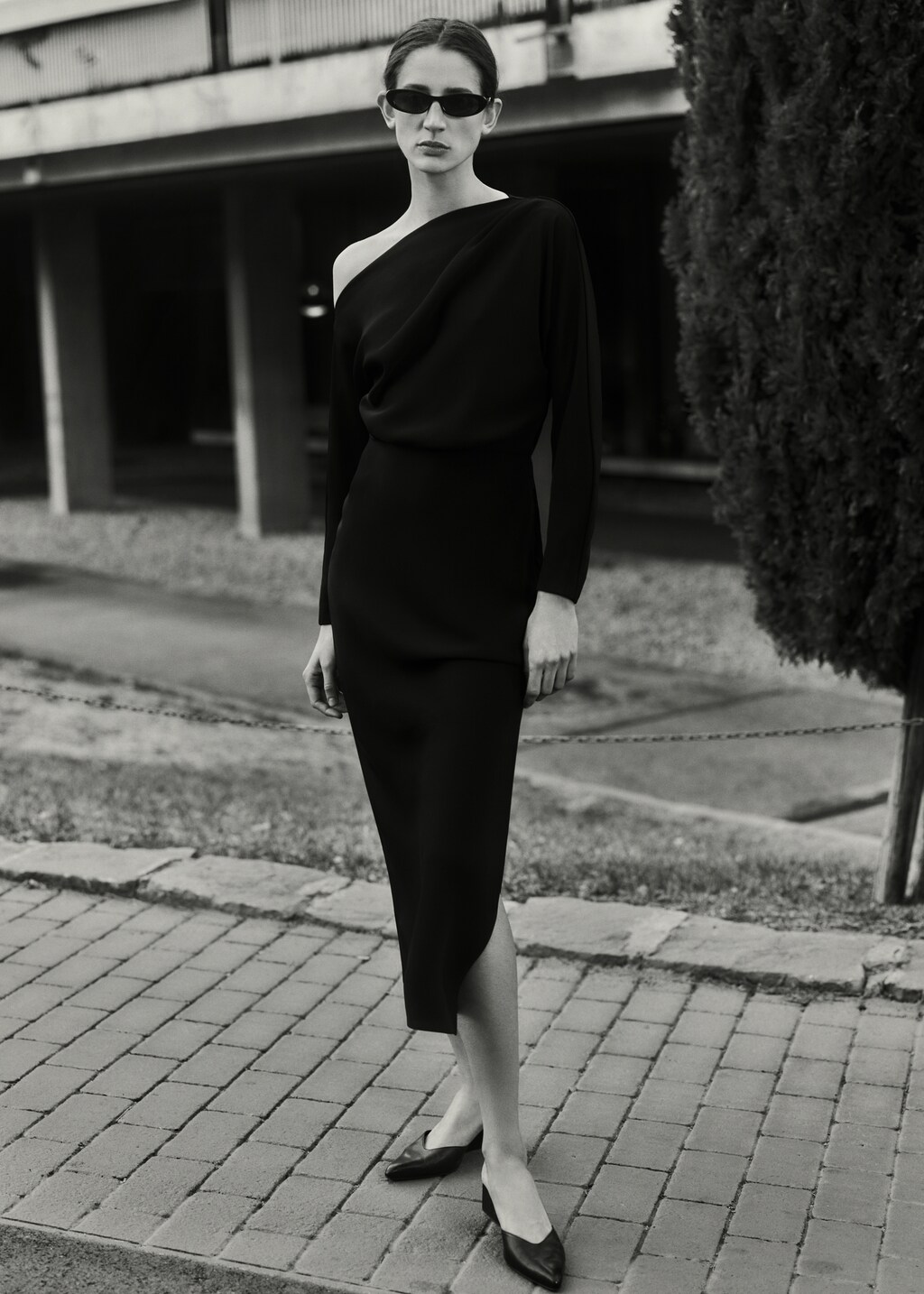 Asymmetrical dress with slit - Details of the article 6